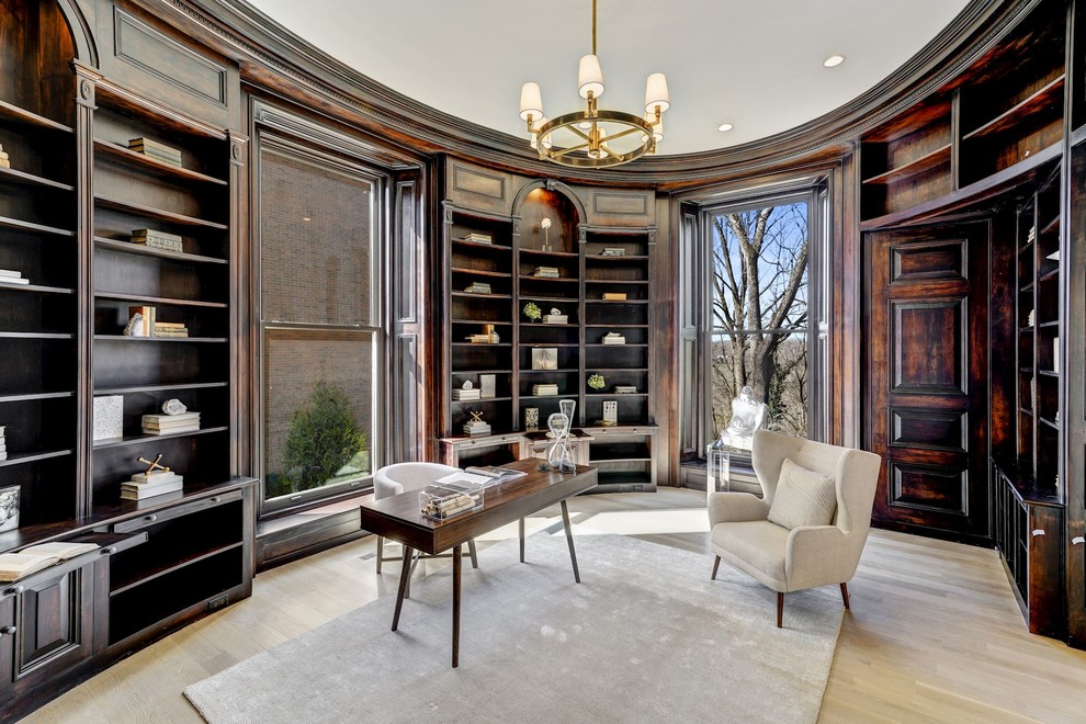 ワシントンD.C.にあるトラディショナルスタイルのおしゃれなホームオフィス・書斎 (茶色い壁、淡色無垢フローリング、自立型机、ベージュの床) の写真