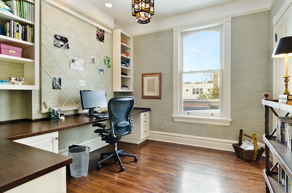 Klassisches Arbeitszimmer mit Arbeitsplatz, braunem Holzboden und Einbau-Schreibtisch in Chicago