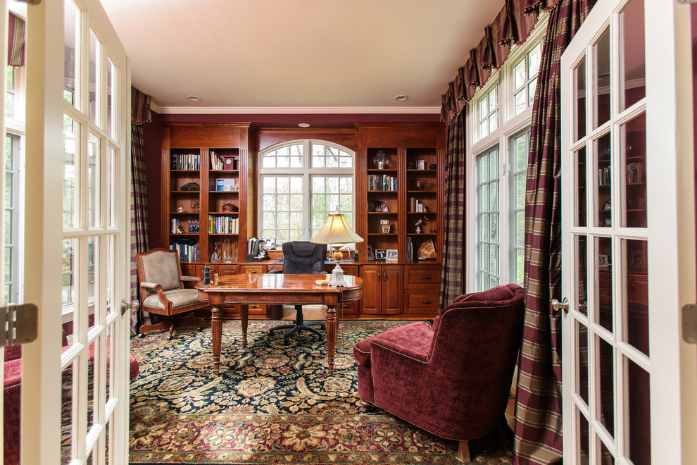Источник вдохновения для домашнего уюта: большой домашняя библиотека в классическом стиле с коричневыми стенами, ковровым покрытием и отдельно стоящим рабочим столом
