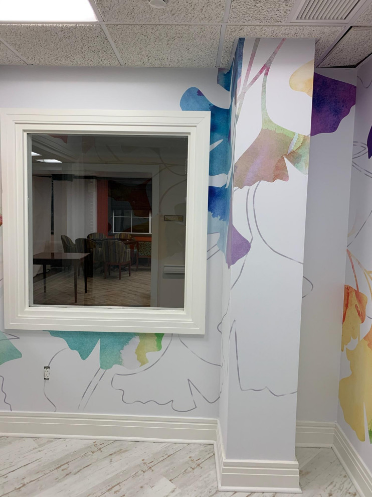 Idée de décoration pour un bureau minimaliste de taille moyenne et de type studio avec un mur blanc, parquet peint, un sol blanc et du papier peint.