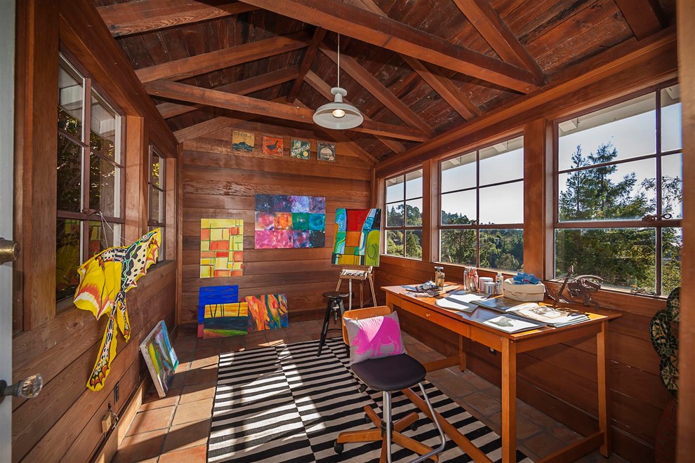 Foto de estudio tradicional renovado con escritorio independiente