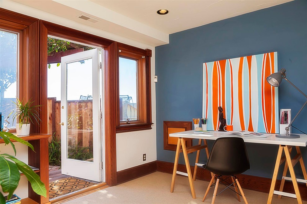 サンフランシスコにあるトランジショナルスタイルのおしゃれなホームオフィス・書斎 (青い壁、カーペット敷き、自立型机) の写真