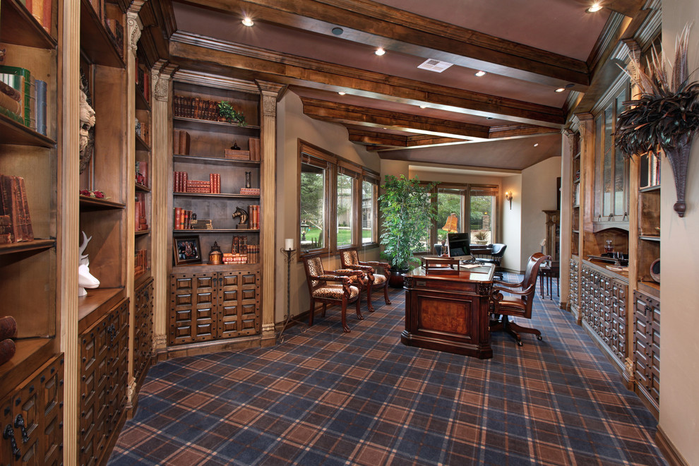 Klassisches Arbeitszimmer mit Arbeitsplatz, beiger Wandfarbe, Teppichboden, freistehendem Schreibtisch und buntem Boden in Orange County