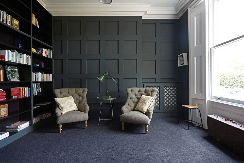 ロンドンにあるトランジショナルスタイルのおしゃれな書斎 (黒い壁、カーペット敷き) の写真