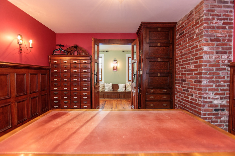 Inspiration för ett mellanstort vintage hemmabibliotek, med röda väggar och ett fristående skrivbord