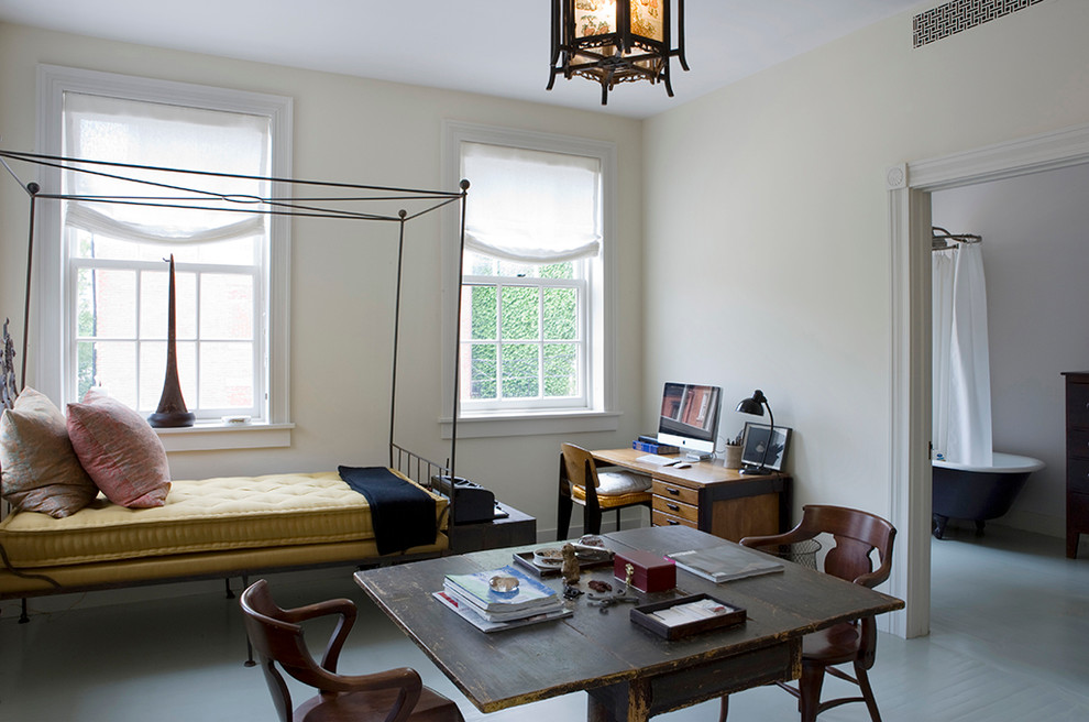 Diseño de despacho tradicional renovado sin chimenea con paredes beige, suelo de madera pintada y escritorio independiente