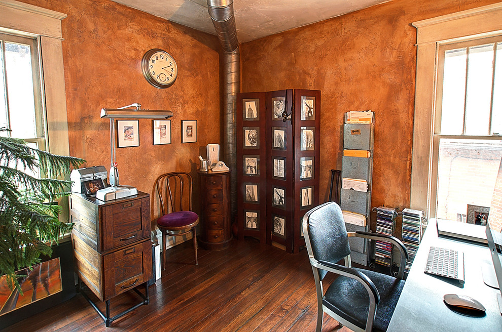 Свежая идея для дизайна: кабинет в стиле рустика с оранжевыми стенами - отличное фото интерьера