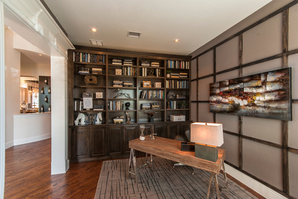 ダラスにあるトランジショナルスタイルのおしゃれなホームオフィス・書斎 (茶色い壁、濃色無垢フローリング、自立型机) の写真