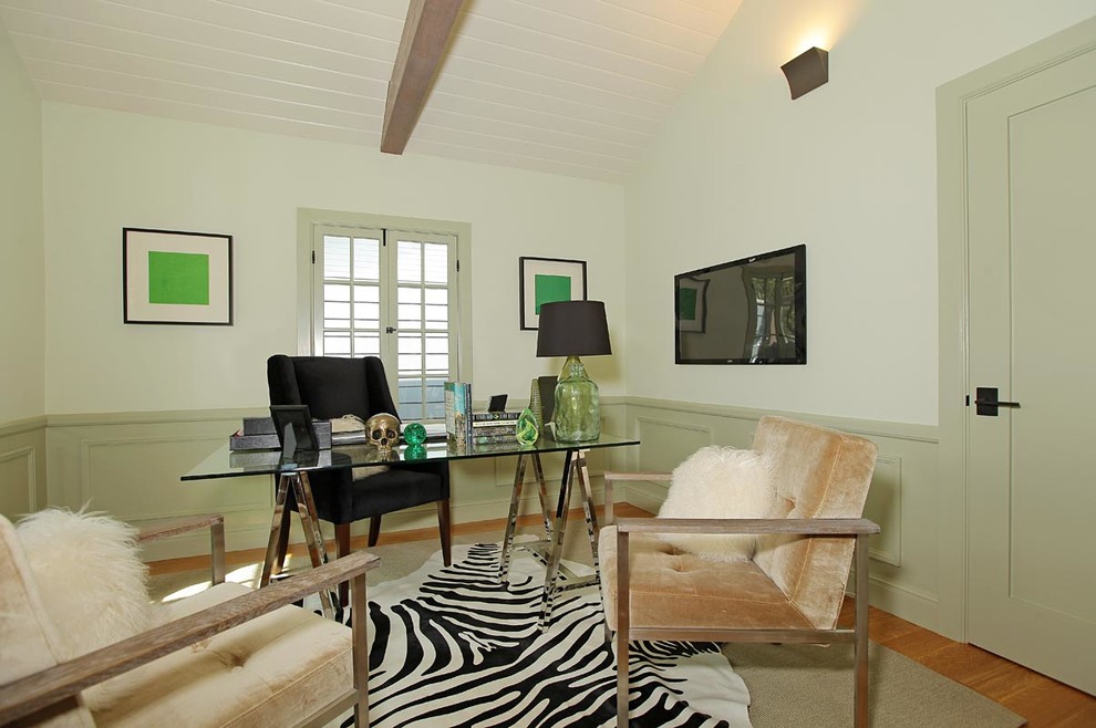 Foto på ett funkis arbetsrum, med gröna väggar, mellanmörkt trägolv och ett fristående skrivbord