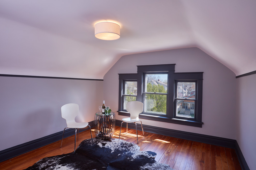 Idee per una stanza da lavoro minimal di medie dimensioni con pareti bianche, pavimento in legno massello medio e nessun camino
