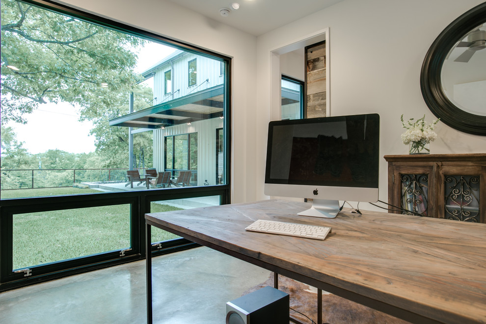 Photo of a modern home office in Dallas.