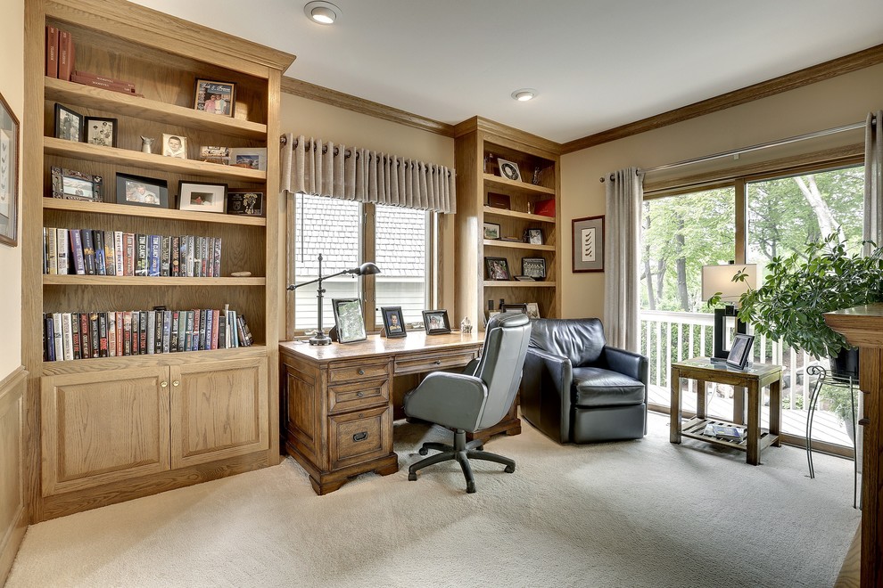Cette photo montre un bureau chic de taille moyenne avec un mur marron, moquette, aucune cheminée et un bureau indépendant.