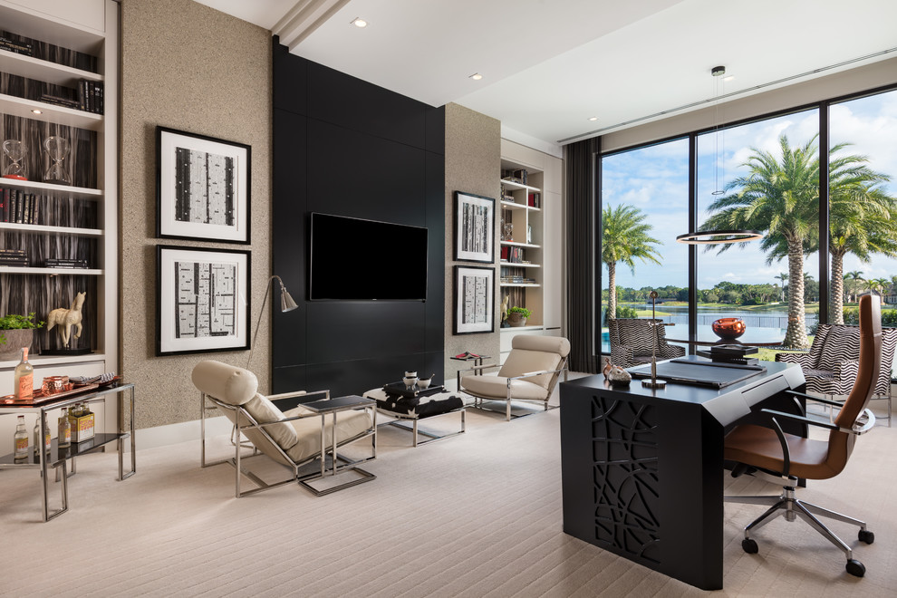 Modernes Arbeitszimmer mit beiger Wandfarbe, Teppichboden, freistehendem Schreibtisch und beigem Boden in Miami