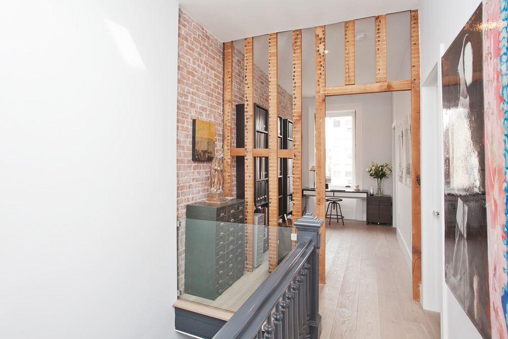 Foto de despacho tradicional renovado sin chimenea con paredes blancas y suelo de madera clara