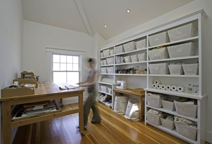 Ispirazione per una stanza da lavoro country di medie dimensioni con pareti bianche, pavimento in legno massello medio, scrivania autoportante e pavimento beige