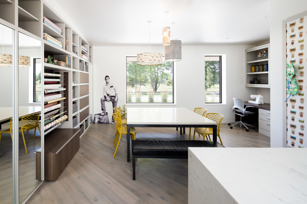 他の地域にあるコンテンポラリースタイルのおしゃれなホームオフィス・書斎 (白い壁、無垢フローリング、造り付け机、茶色い床) の写真