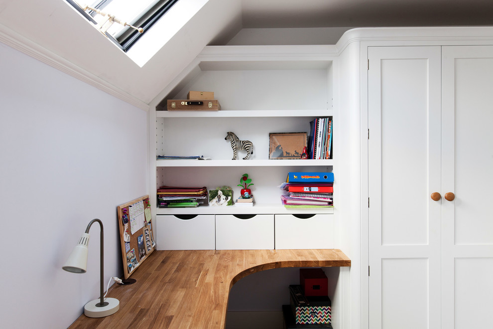Inspiration pour un bureau design de taille moyenne avec un mur blanc, un bureau intégré, moquette, une cheminée standard, un manteau de cheminée en carrelage et un sol beige.