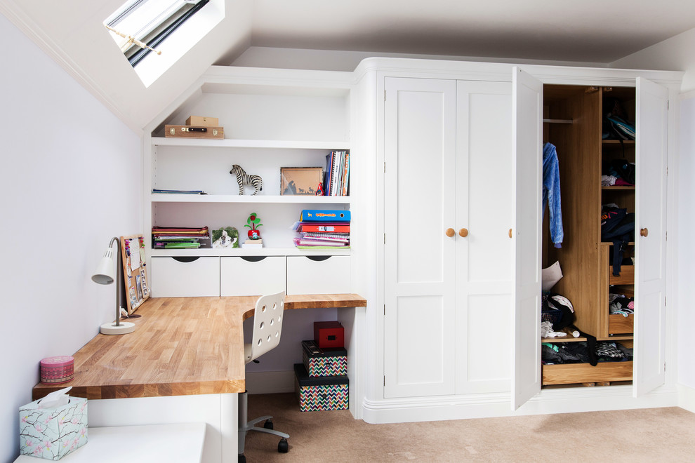 Mittelgroßes Modernes Arbeitszimmer mit Arbeitsplatz, Einbau-Schreibtisch, weißer Wandfarbe, Teppichboden, Kamin, gefliester Kaminumrandung und beigem Boden in Kent