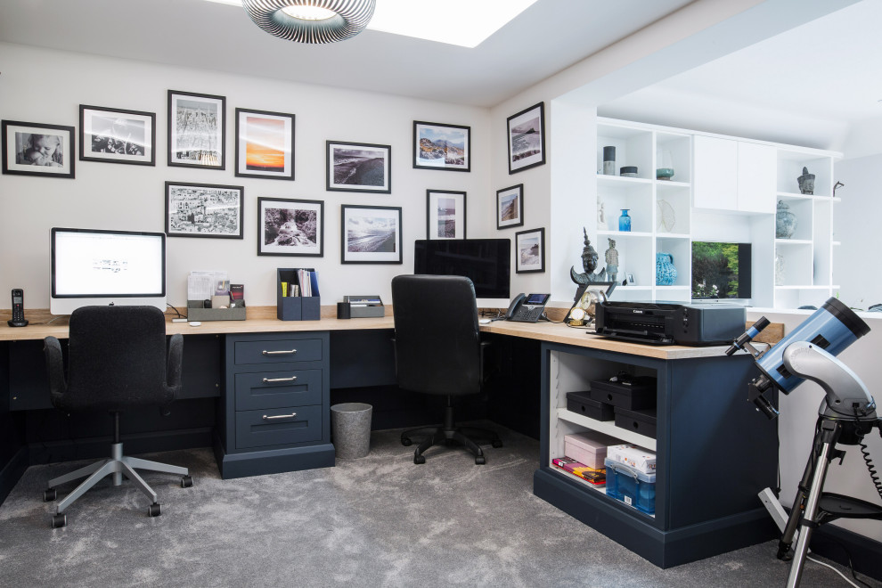 Foto di un ufficio minimal di medie dimensioni con pareti bianche, moquette, nessun camino, scrivania incassata e pavimento grigio