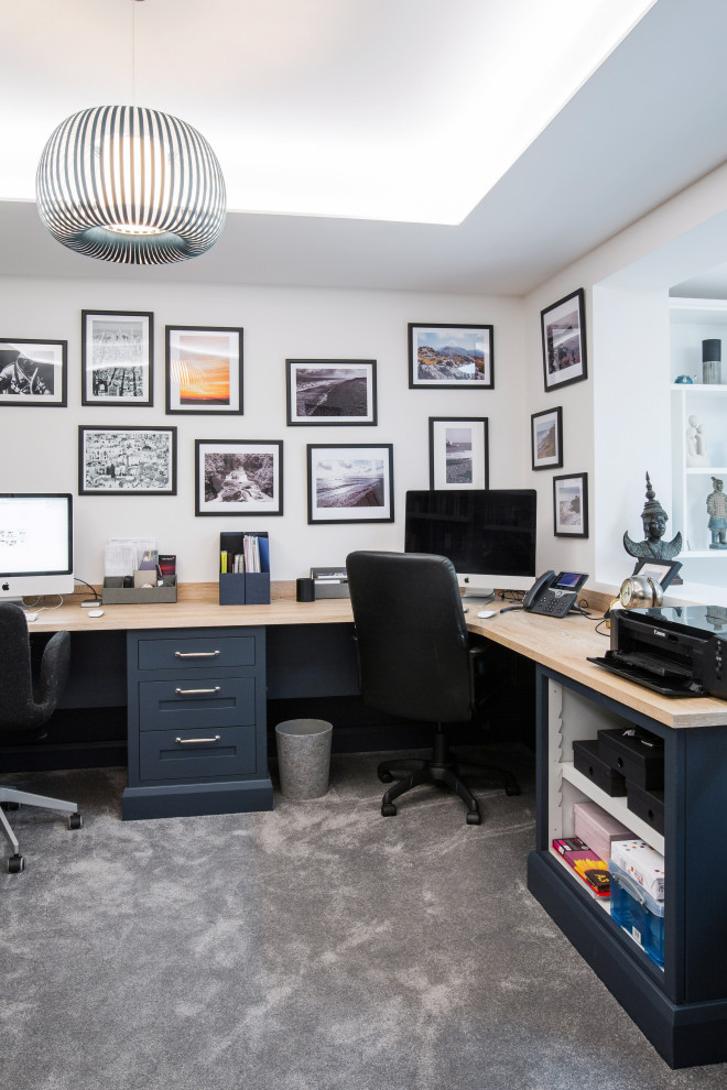 Esempio di un ufficio contemporaneo di medie dimensioni con pareti bianche, moquette, nessun camino, scrivania incassata e pavimento grigio