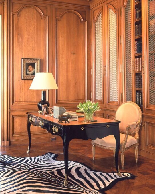 Großes Klassisches Arbeitszimmer mit Arbeitsplatz, brauner Wandfarbe, braunem Holzboden, freistehendem Schreibtisch und braunem Boden in San Francisco