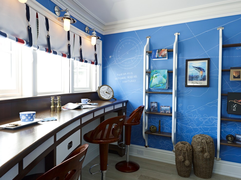 Пример оригинального дизайна: кабинет в морском стиле с синими стенами и встроенным рабочим столом