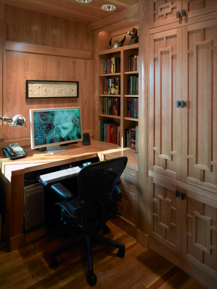 Asiatisches Arbeitszimmer mit Arbeitsplatz, hellem Holzboden und Einbau-Schreibtisch in San Francisco