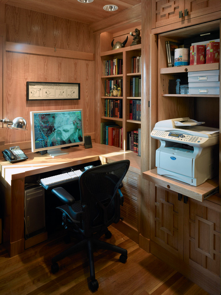 サンフランシスコにあるアジアンスタイルのおしゃれな書斎 (淡色無垢フローリング、造り付け机) の写真