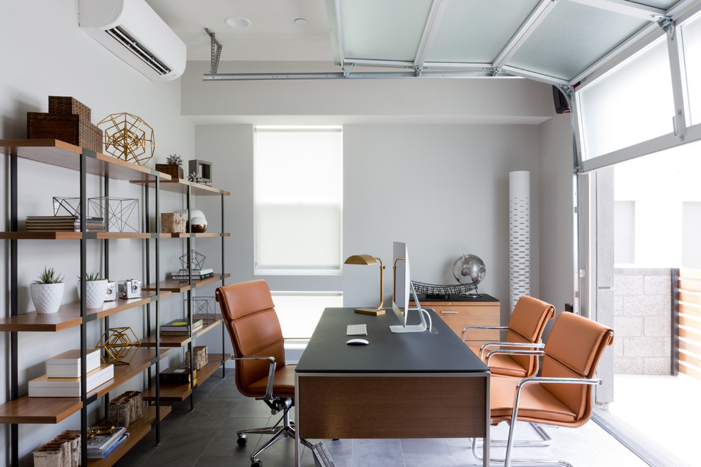 Modernes Arbeitszimmer mit Arbeitsplatz und freistehendem Schreibtisch in Orange County