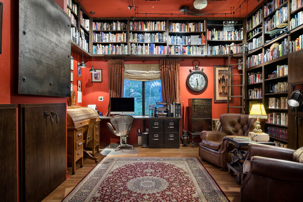 オースティンにあるコンテンポラリースタイルのおしゃれな書斎 (赤い壁、淡色無垢フローリング、自立型机) の写真
