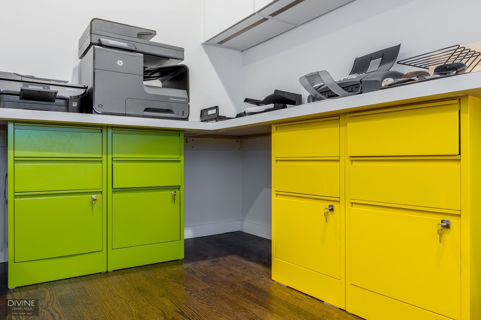 Inspiration pour un bureau minimaliste de taille moyenne avec un mur gris, un sol en bois brun, aucune cheminée, un bureau intégré et un sol marron.