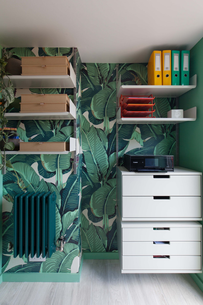 Kleines Modernes Arbeitszimmer mit Studio, grüner Wandfarbe, Porzellan-Bodenfliesen, freistehendem Schreibtisch, weißem Boden und Tapetenwänden in London