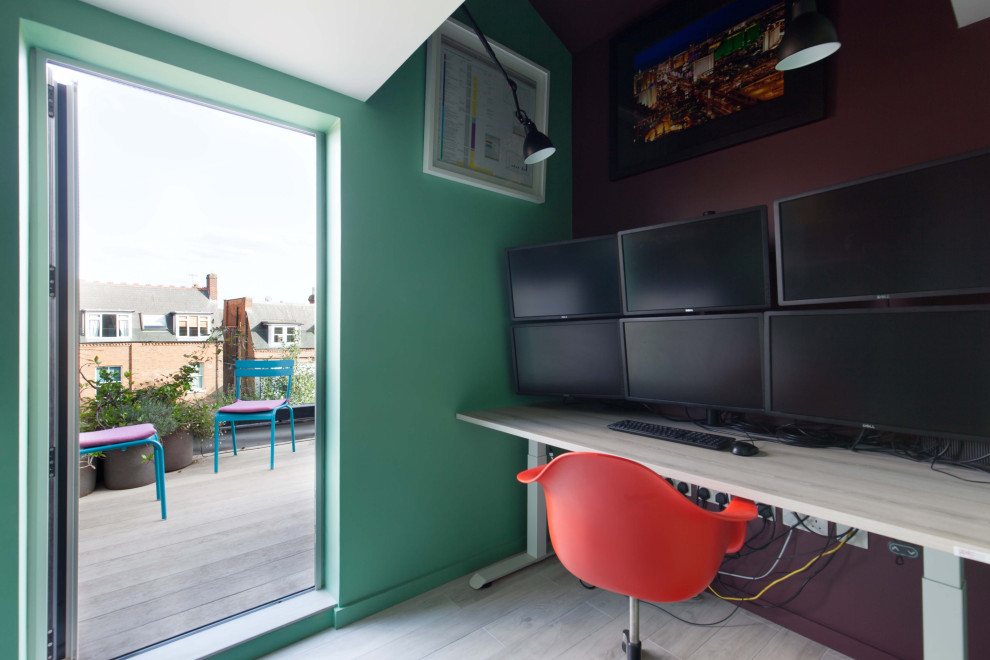 Kleines Modernes Arbeitszimmer mit Studio, grüner Wandfarbe, Keramikboden, freistehendem Schreibtisch und weißem Boden in London
