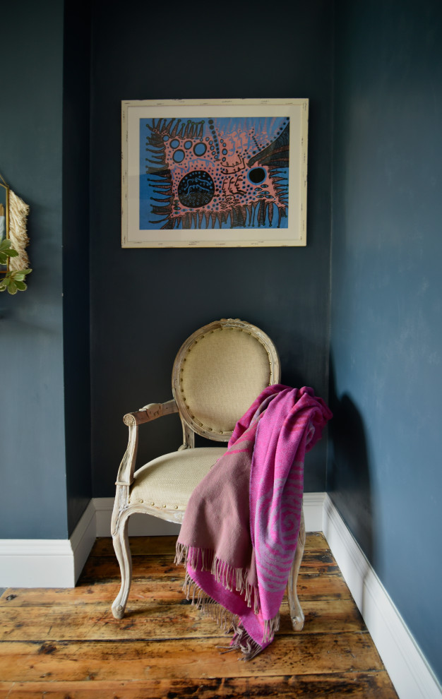 ロンドンにあるお手頃価格の中くらいなエクレクティックスタイルのおしゃれな書斎 (青い壁、濃色無垢フローリング、標準型暖炉、金属の暖炉まわり、自立型机、茶色い床) の写真