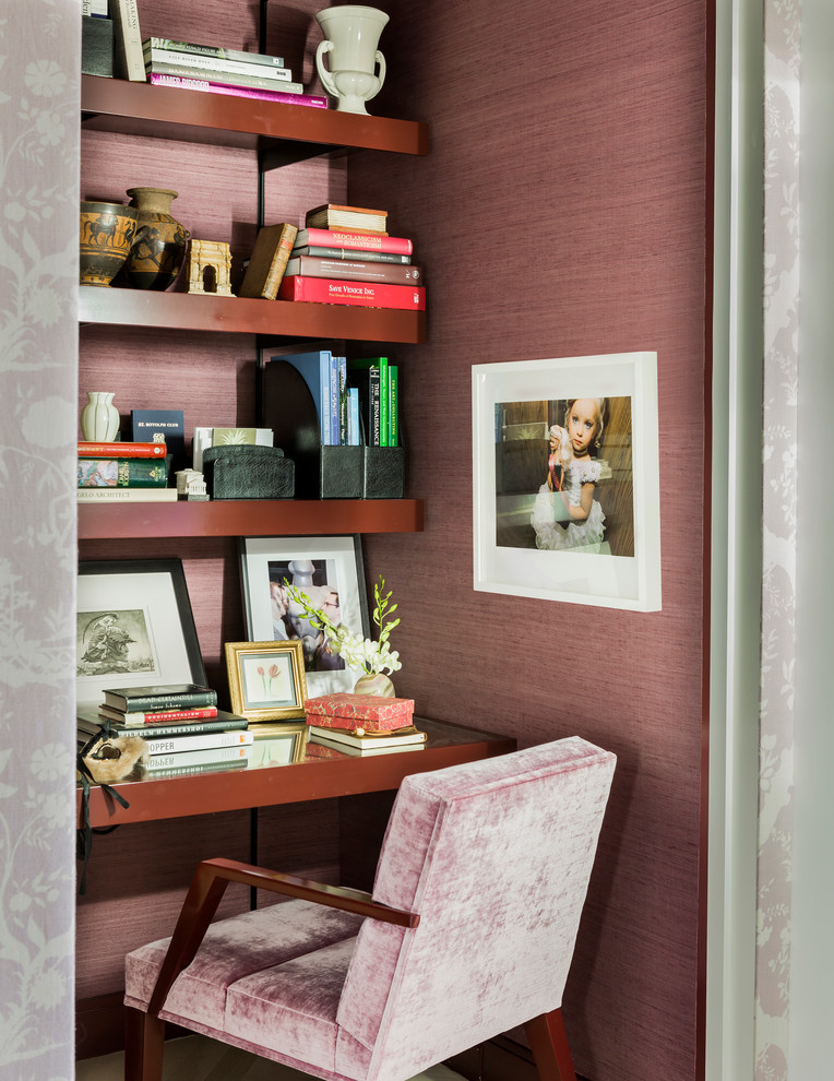 Свежая идея для дизайна: кабинет среднего размера в стиле неоклассика (современная классика) с розовыми стенами и встроенным рабочим столом - отличное фото интерьера