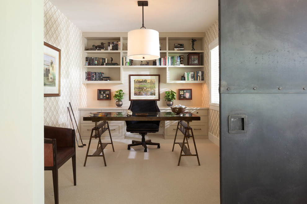 На фото: кабинет среднего размера в классическом стиле с ковровым покрытием, отдельно стоящим рабочим столом и обоями на стенах