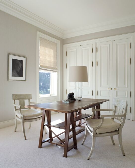 Mittelgroßes Klassisches Arbeitszimmer ohne Kamin mit Arbeitsplatz, weißer Wandfarbe, Teppichboden, freistehendem Schreibtisch und weißem Boden