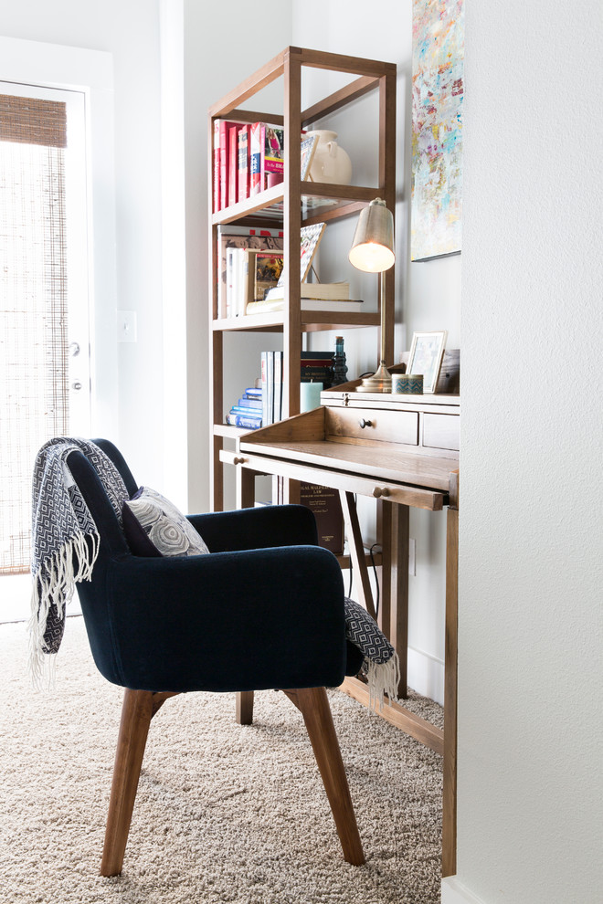 Modelo de despacho clásico renovado de tamaño medio sin chimenea con moqueta, escritorio independiente, paredes azules y suelo beige
