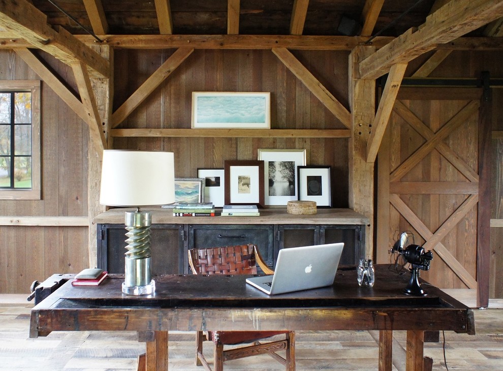 На фото: кабинет среднего размера в стиле кантри с отдельно стоящим рабочим столом, коричневыми стенами и светлым паркетным полом с