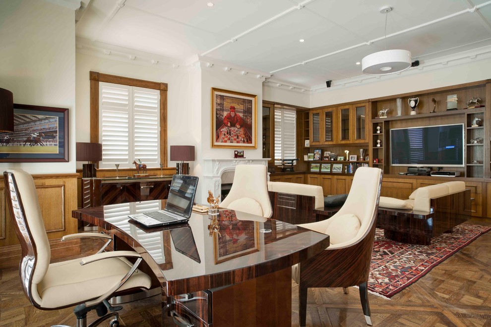 Großes Klassisches Arbeitszimmer mit Arbeitsplatz, weißer Wandfarbe, braunem Holzboden und freistehendem Schreibtisch in Melbourne