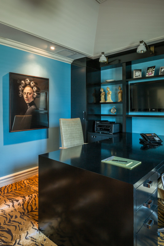マイアミにあるラグジュアリーな広いエクレクティックスタイルのおしゃれな書斎 (青い壁、カーペット敷き、造り付け机) の写真