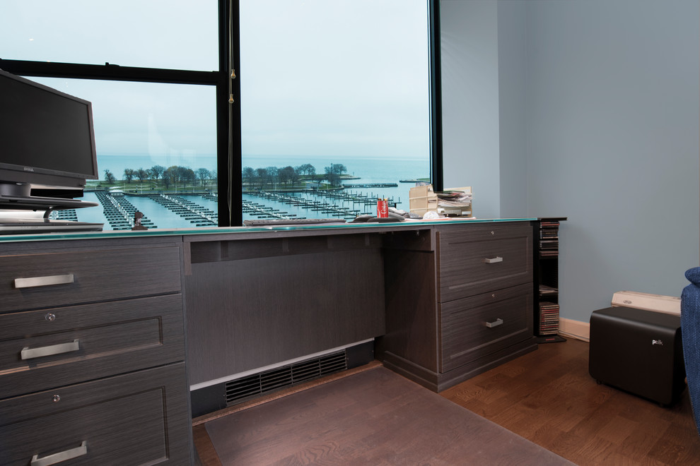 Пример оригинального дизайна: кабинет среднего размера в стиле неоклассика (современная классика) с синими стенами, паркетным полом среднего тона и отдельно стоящим рабочим столом без камина