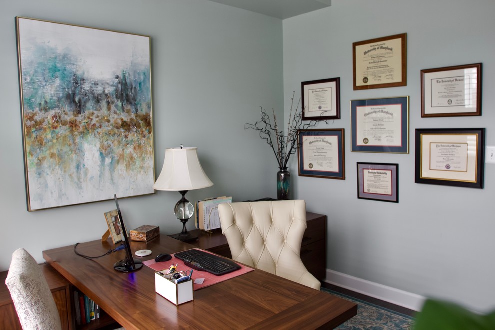 Foto de despacho clásico renovado pequeño sin chimenea con paredes azules, suelo de madera oscura, escritorio independiente y suelo marrón