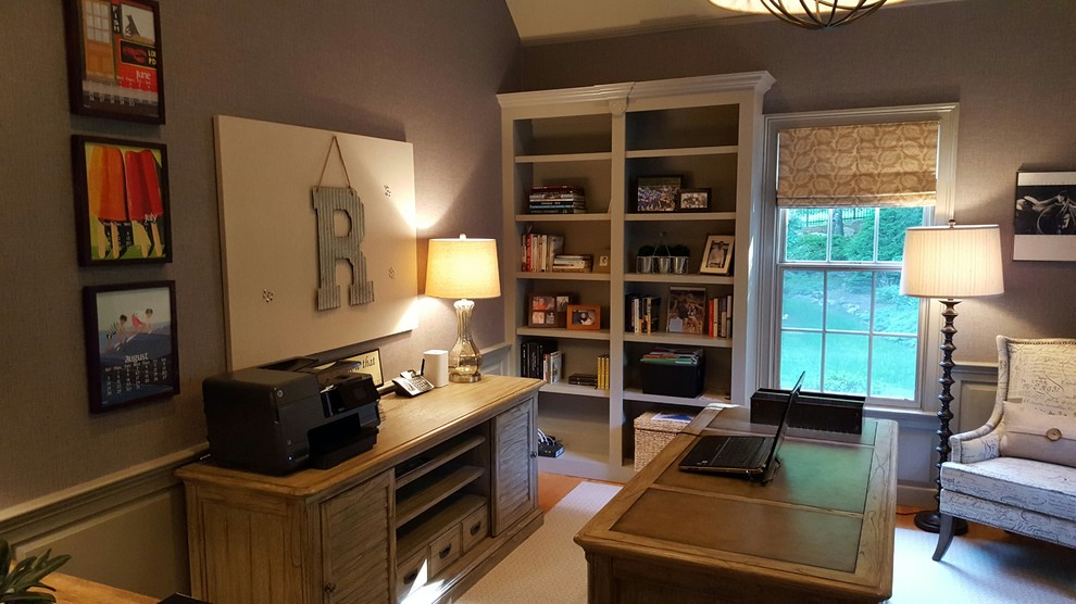 Immagine di un ufficio classico di medie dimensioni con parquet chiaro, nessun camino, scrivania autoportante e pareti grigie