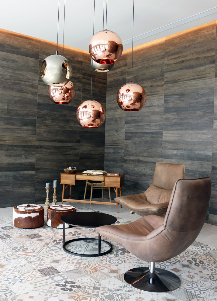 Kleines Eklektisches Arbeitszimmer mit Studio, brauner Wandfarbe, Keramikboden und freistehendem Schreibtisch in Miami