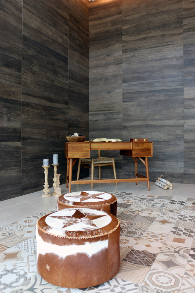 Aménagement d'un bureau éclectique de type studio avec un mur marron, un sol en carrelage de céramique et un bureau indépendant.