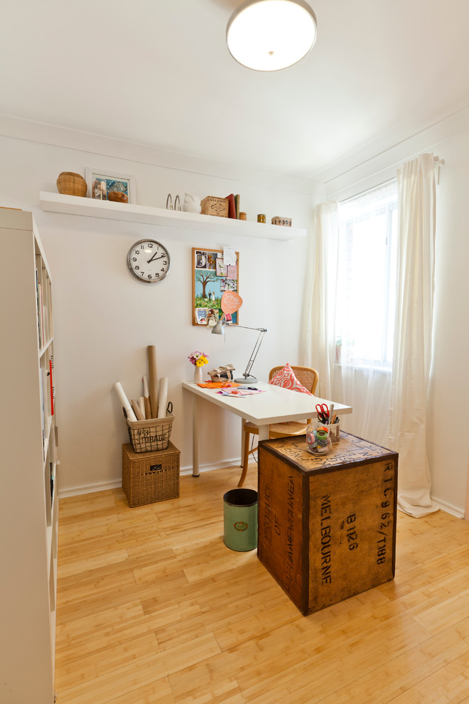 Свежая идея для дизайна: маленький кабинет в стиле фьюжн для на участке и в саду - отличное фото интерьера