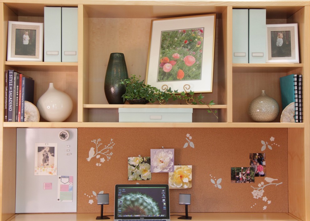 На фото: домашняя мастерская среднего размера в стиле неоклассика (современная классика) с зелеными стенами, ковровым покрытием, отдельно стоящим рабочим столом и зеленым полом без камина с