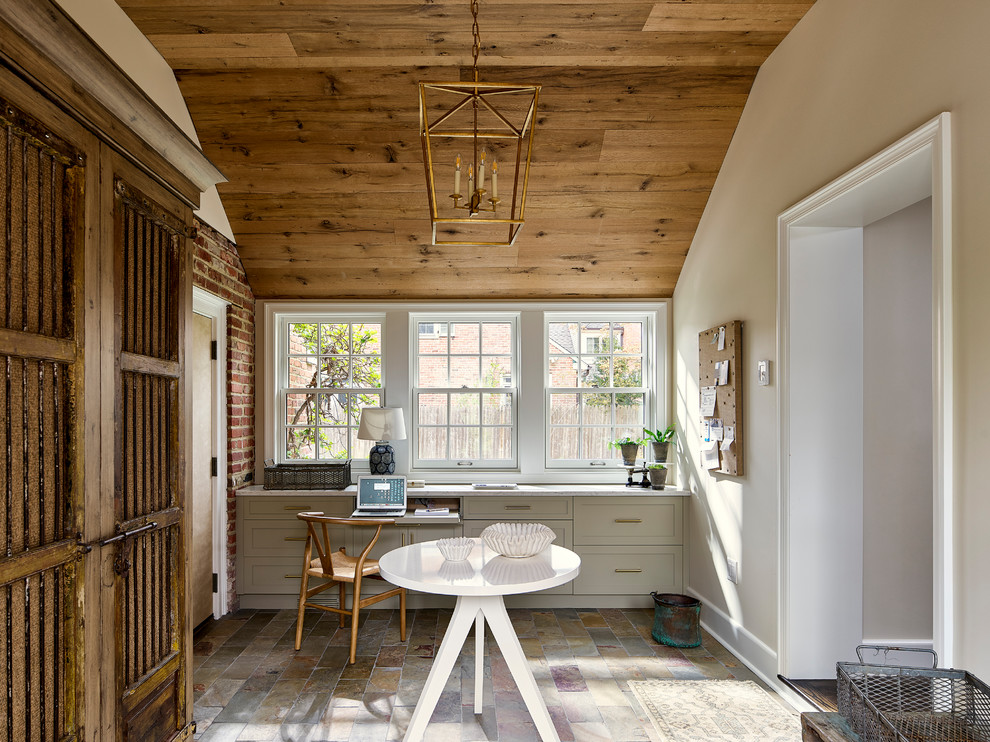 Mittelgroßes Landhausstil Arbeitszimmer mit beiger Wandfarbe, Schieferboden, Einbau-Schreibtisch und buntem Boden in Philadelphia