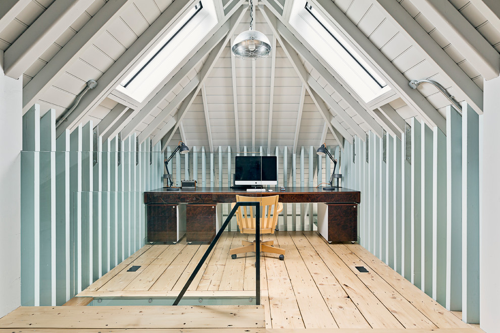 Immagine di un ufficio industriale di medie dimensioni con pareti grigie, scrivania incassata, parquet chiaro e pavimento beige